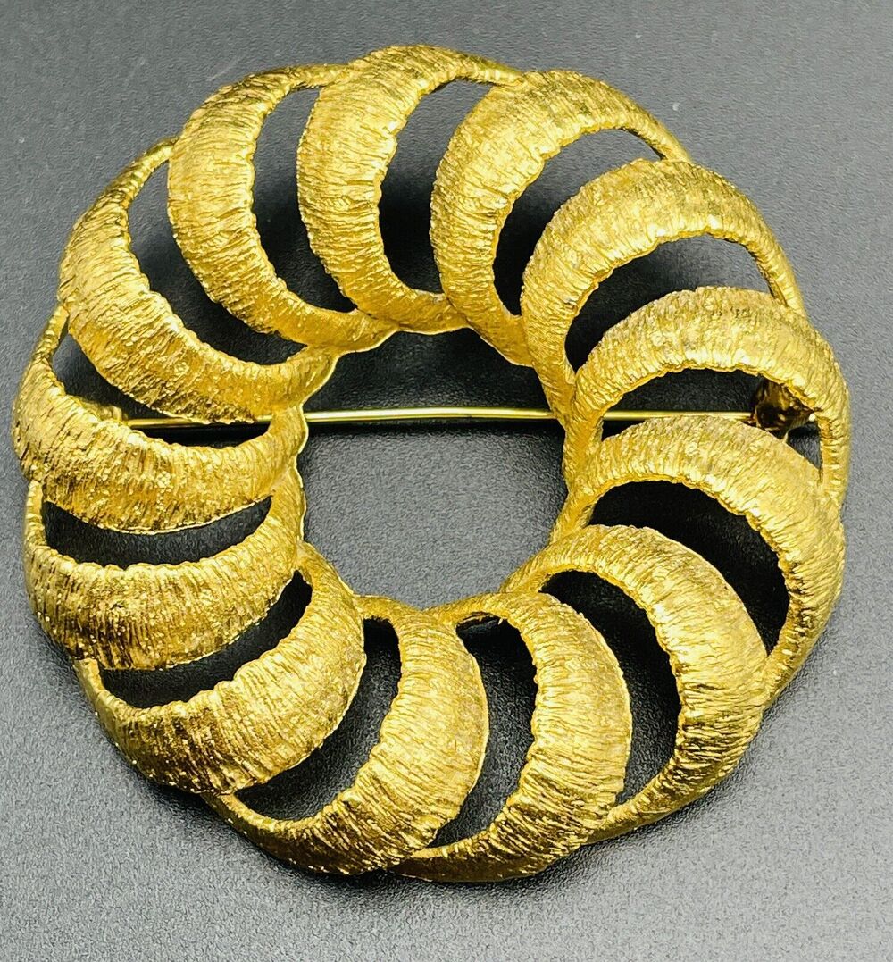 BSK Gold Tone Brooch 2.5" Large Pin Vintage MCM Jewelry Textured Circle Wreath